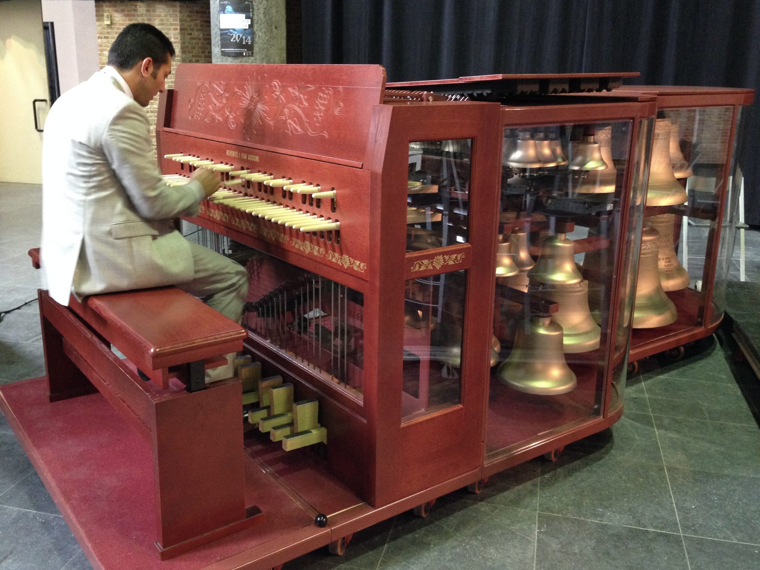 Carillonneur au piano de bronze lors du congrès 2014